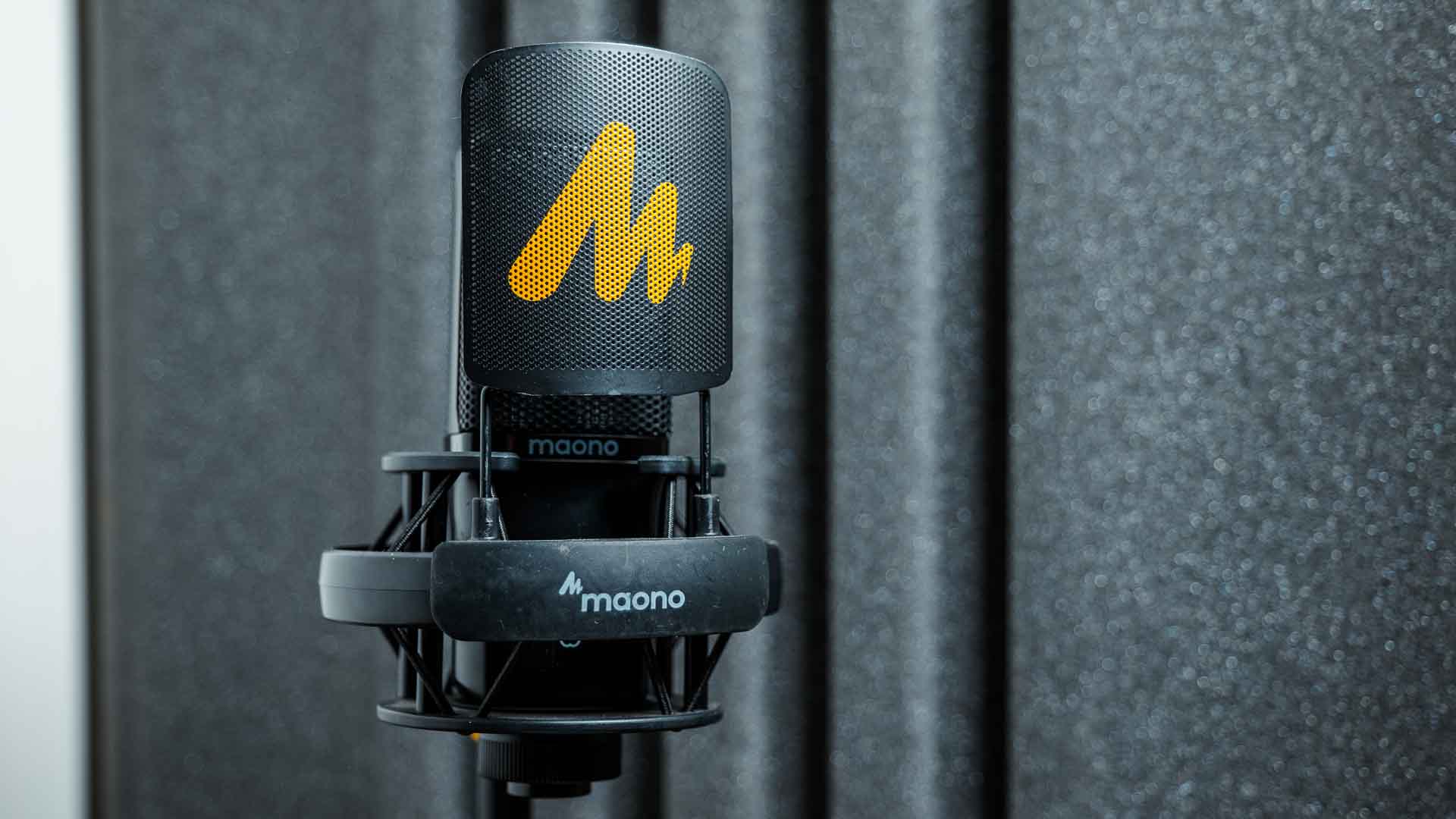The Maono PM500T condenser microphone.